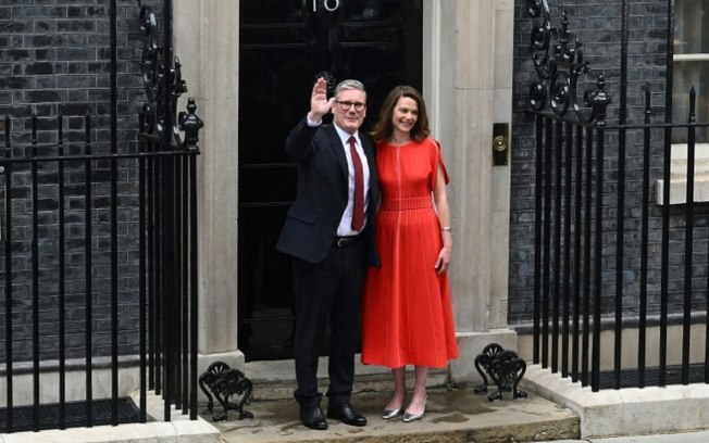 O primeiro-ministro trabalhista, Keir Starmer (E), e sua esposa Victoria posam nos degraus da residência oficial de Downing Street, em Londres, em 6 de julho de 2024