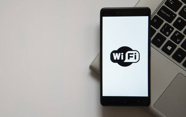 Ondas Wi-Fi podem sofrer interferência com presença de espelhos e outros aparelhos eletrônicos