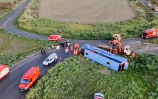 MG: ônibus com 50 passageiros tomba em rodovia e deixa 4 mortos