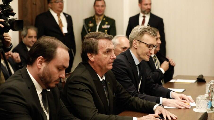 Jair Bolsonaro, ao lado do vereador Carlos Bolsonaro, durante reunião com o presidente da Duma, Vyacheslav Volodin, em Moscou