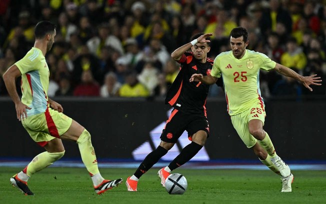 Atacante Luis Díaz em disputa de bola com jogadores da Espanha - Foto: Ben Stansall / AFP via Getty Images