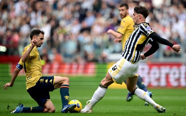 O sérvio Badelj, do Genoa (de amarelo), disputa a bola com o sérvio Vlahovic e evita o ataque da Juventus 
