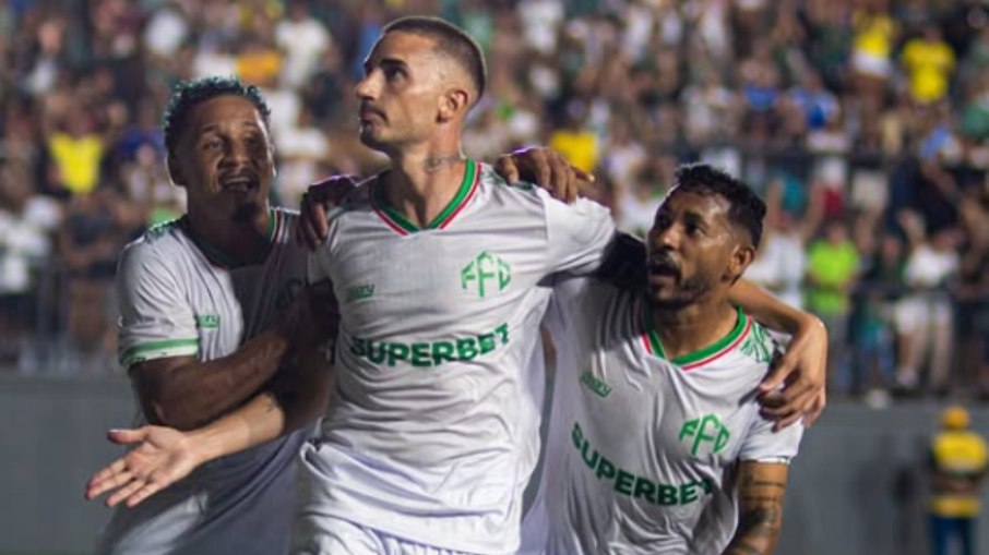 Thiago Galhardo comemora gol do Feira-BA Thiago Galhardo comemora gol do Feira-BA