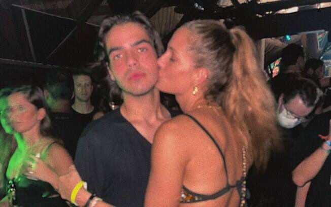 João Silva posta foto ganhando beijo da namorada