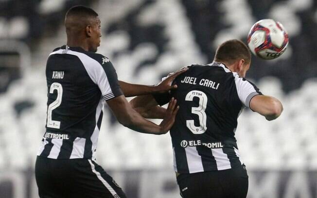 Retrospectiva LANCE!: Carli e Kanu se destacam na defesa do Botafogo em 2021 Retrospectiva LANCE!: Carli e Kanu se destacam na defesa do Botafogo em 2021