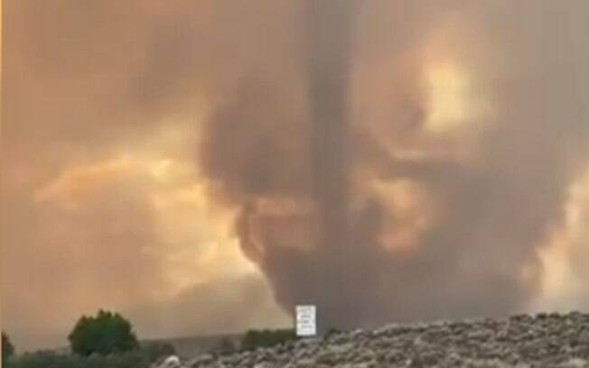 Os ventos do tornado chegaram a quase 100 km/h.