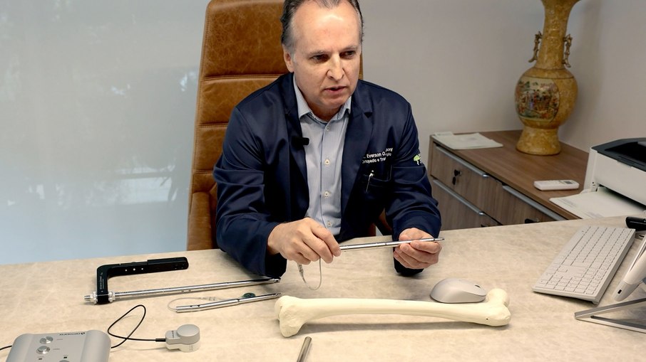 Everson de Oliveira Giriboni, especialista na técnica, é cirurgião ortopédico e traumatologista Everson de Oliveira Giriboni, especialista na técnica, é cirurgião ortopédico e traumatologista