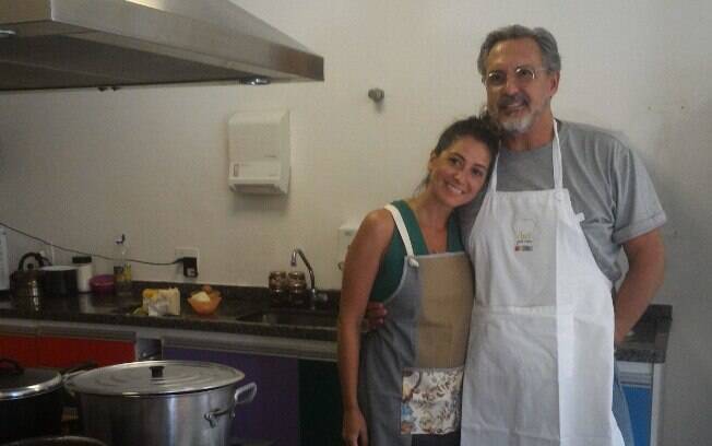 Fabrízio Fasano Jr. e Carol Fiorentino posam para foto antes de começar aula na TUCCA