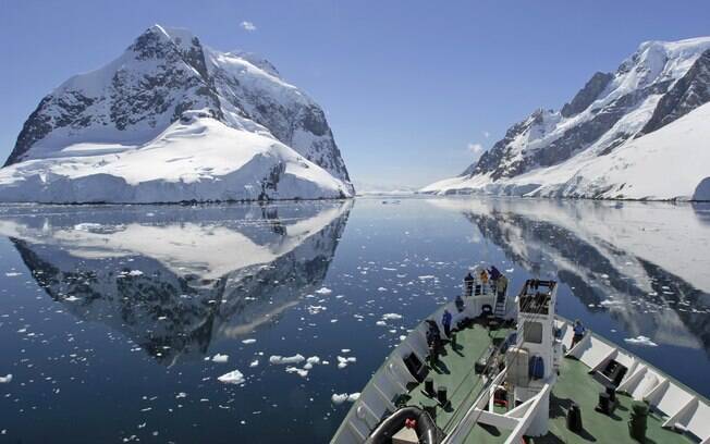 Fazer um cruzeiro para Antártica pode ser uma opção de destinos 
