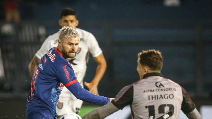 Bragantino goleia Vitória e ajuda Santos na luta contra o Z4