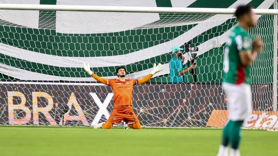 Marcelo, do Jacuipense, contra o Palmeiras