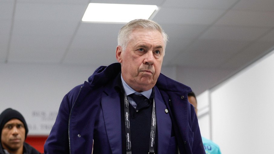 Carlo Ancelotti na chegada à partida contra a Tunísia