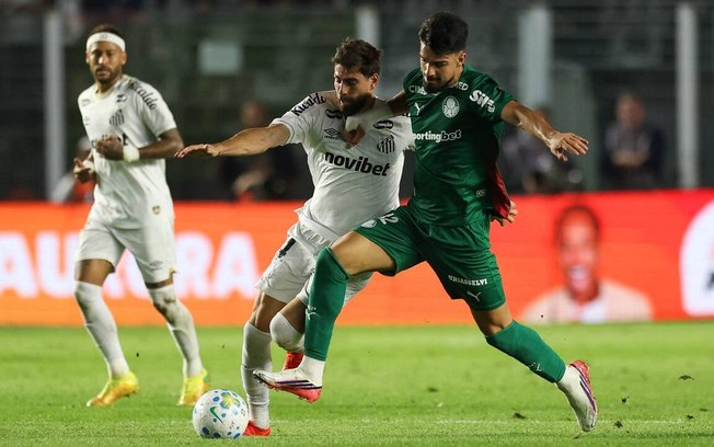 Luan Peres disputa bola com Flaco López Luan Peres disputa bola com Flaco López