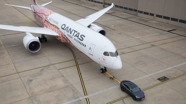 Tesla Model X reboca avião de 130 toneladas em aeroporto
