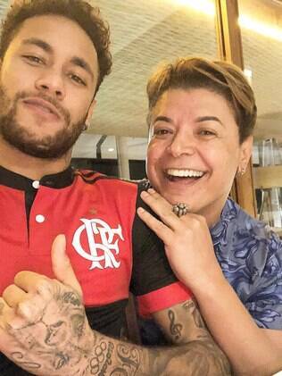 Neymar vestiu a camisa do Flamengo em 2018 ao lado do amigo David Brazil
