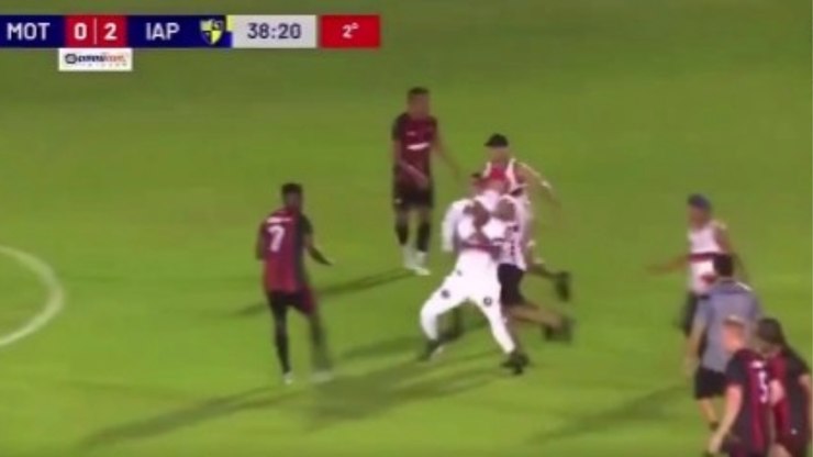 Torcida invade campo no Maranhão e apanha de atacante; veja