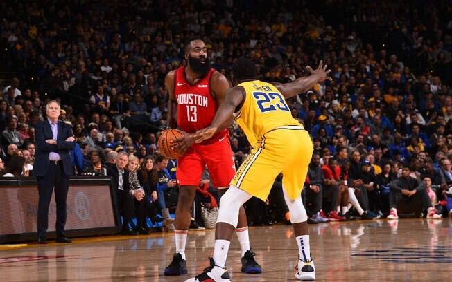 James Harden foi o herói do Rockets na vitória apertada contra o Golden State Warriors