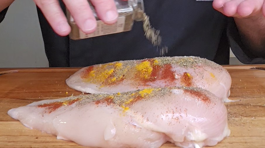Temperando o frango Temperando o frango