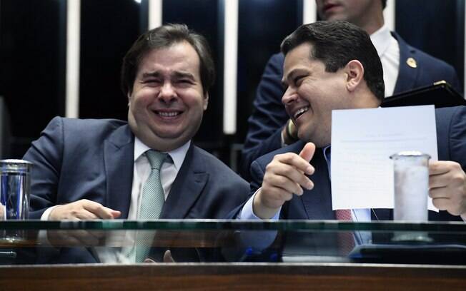 Presidente da Câmara dos Deputados ao lado do presidente do Senado Davi Alcolumbre; segundo Rodrigo Maia, propostas de reforma tributária das duas casas serão unificadas