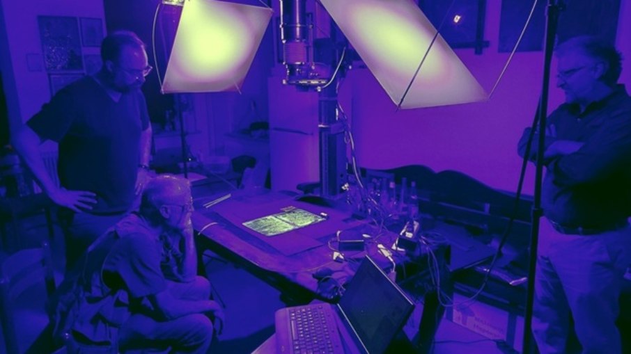 Imagens multiespectrais e datação por carbono reconstroem digitalmente o Códice H, revelando antigos hábitos de escribas e estruturas bíblicas primitivas.