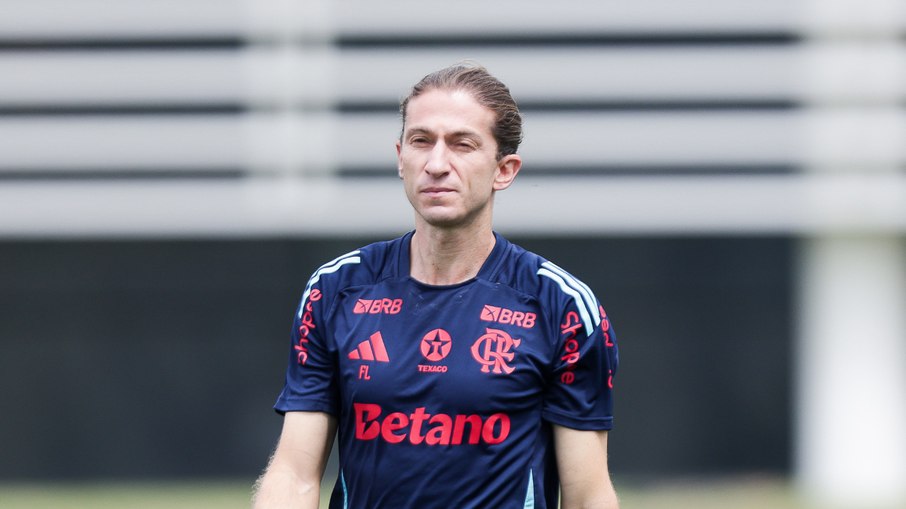 Filipe Luís no último treino do Flamengo no Brasil antes de viagem para a Argentina