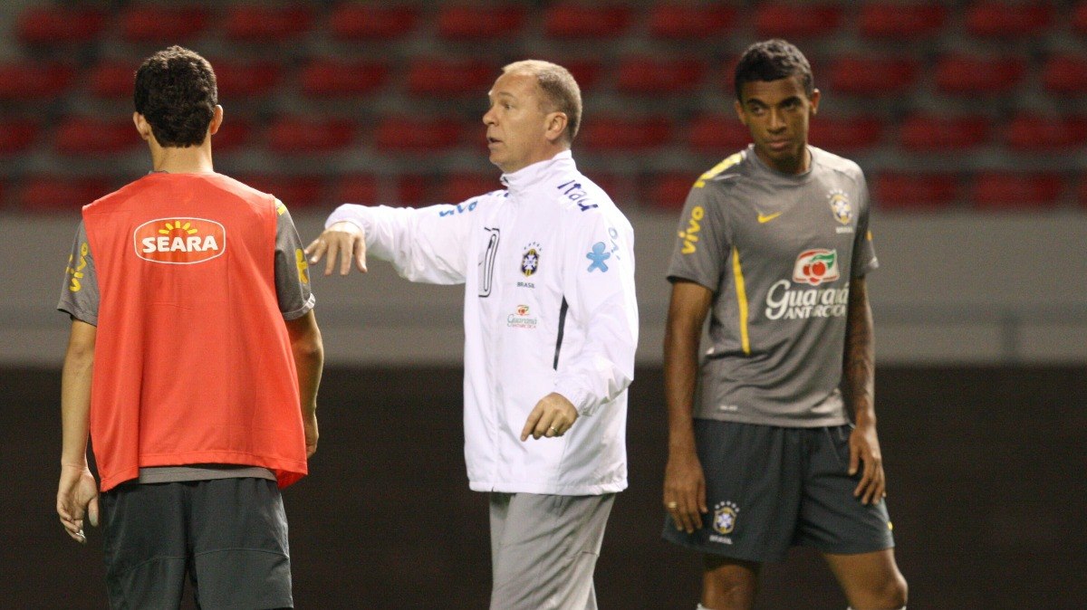 Mano Menezes em treino com a Seleção