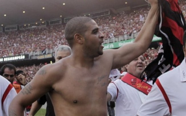 Adriano explica motivo de ter deixado o Flamengo em 2010 e se arrepende: 'Deveria ter ficado'