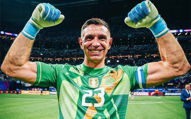 Dibu Martínez pode trocar o Aston Villa pelo Chelsea