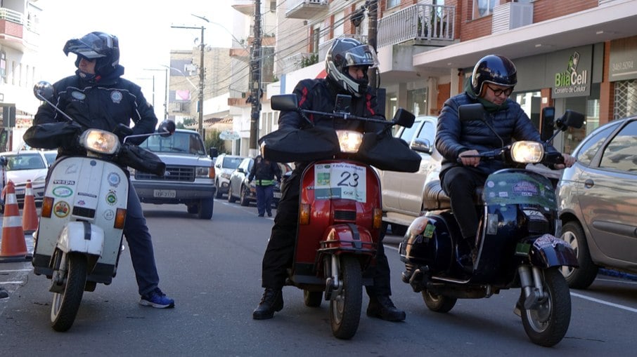 As motonetas cruzaram alguns centros urbanos durante o percurso