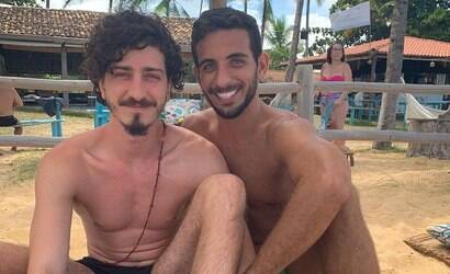 Ator Johnny Massaro celebra namoro com amigo de infância