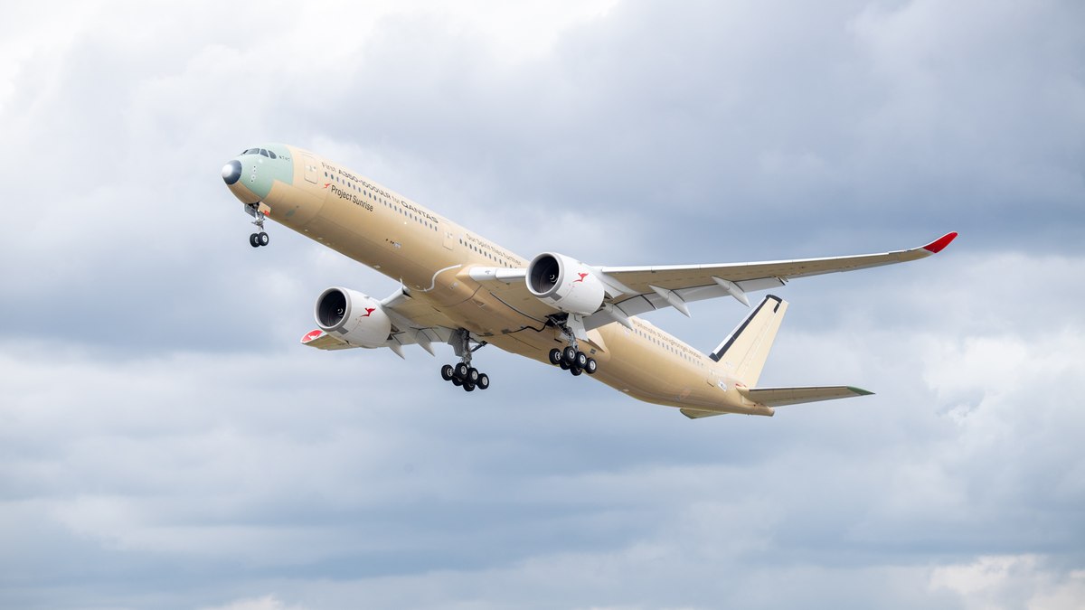 Avião que fará a rota mais longa do mundo faz o primeiro voo