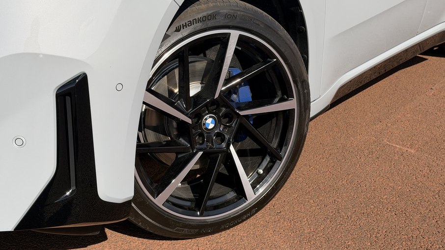 iX3 M Sport usa rodas de 21 polegadas com pneus 255/40 R21 e freios M Sport. iX3 M Sport usa rodas de 21 polegadas com pneus 255/40 R21 e freios M Sport.