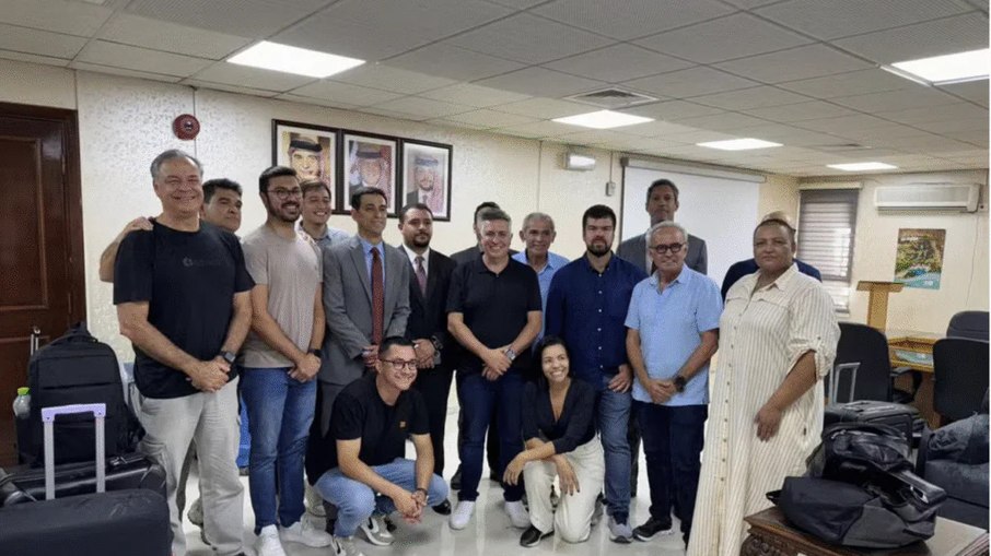 Alheios às guerras e às matanças promovidas por Israel, prefeitos posam sorrindo ao serem retirados de lá. Foto: Internet Alheios às guerras e às matanças promovidas por Israel, prefeitos posam sorrindo ao serem retirados de lá. Foto: Internet