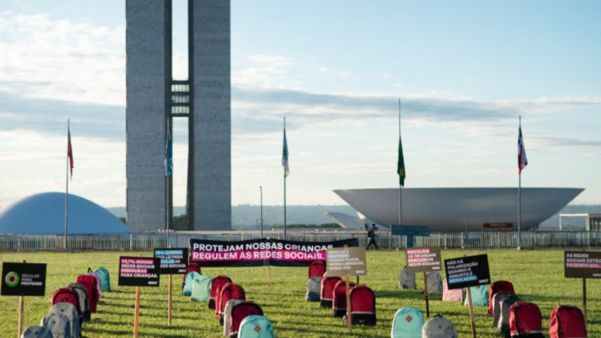 Mochilas vazias (35) em memória às vítimas de atentados nas escolas no país (crimes de ódio na internet) Avaaz apoia PL das Fake News