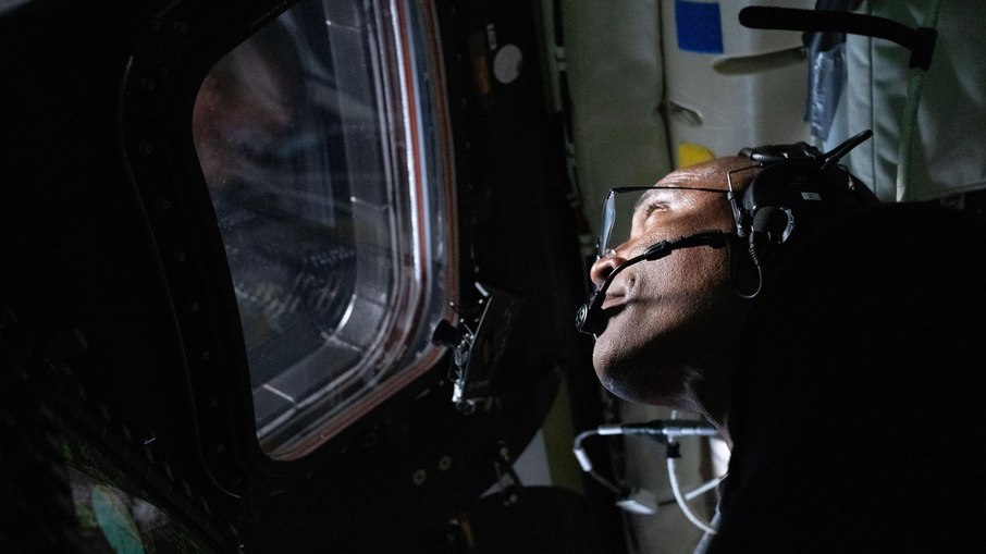 Astronauta da NASA e piloto da Artemis II, Victor Glover em sobrevoo lunar 