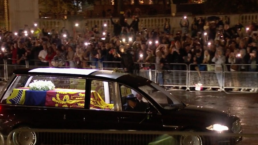 Caixão da rainha Elizabeth II sendo transportado por Londres