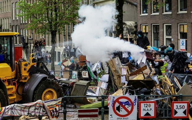 Estudantes enfrentam a polícia na área da Universidade de Amsterdã