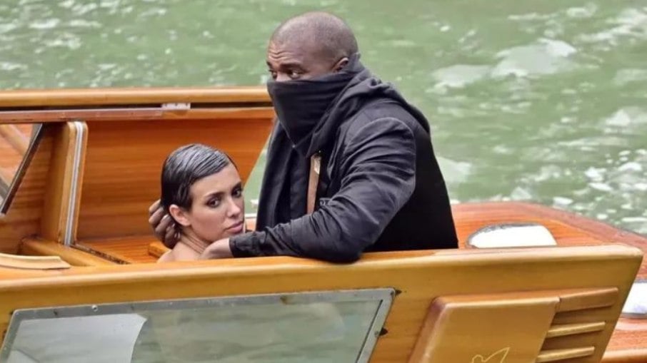 Italianos pedem prisão de Kanye West após flagra quente em público