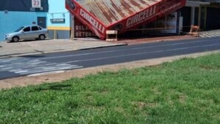 Cobertura de empresa desaba durante fortes chuvas em São Carlos