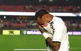 Jornalista simula choro e diz que Neymar foi ator