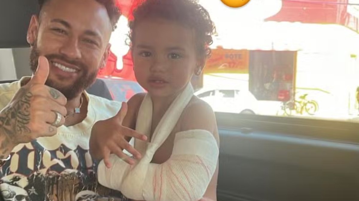Filha de Neymar Jr. se machuca e surge com braço enfaixado