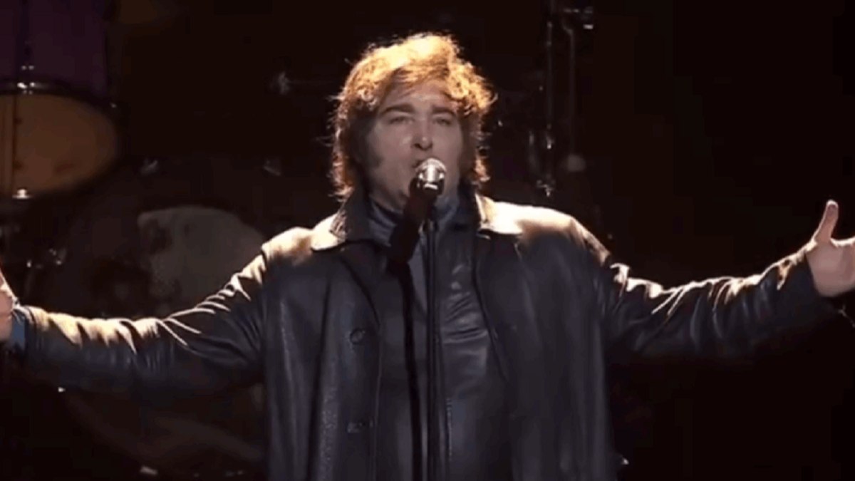 Milei se apresentando em show de rock