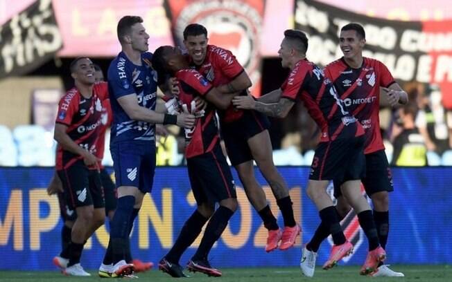 'Jogo perfeito', 'dia especial': Valentim e Thiago Heleno definem atuação do Athletico no título da Sul-Americana