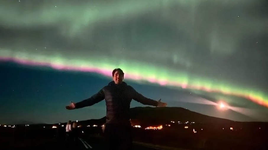 Bruno De Luca na Islândia durante o fenômeno da Aurora Boreal 