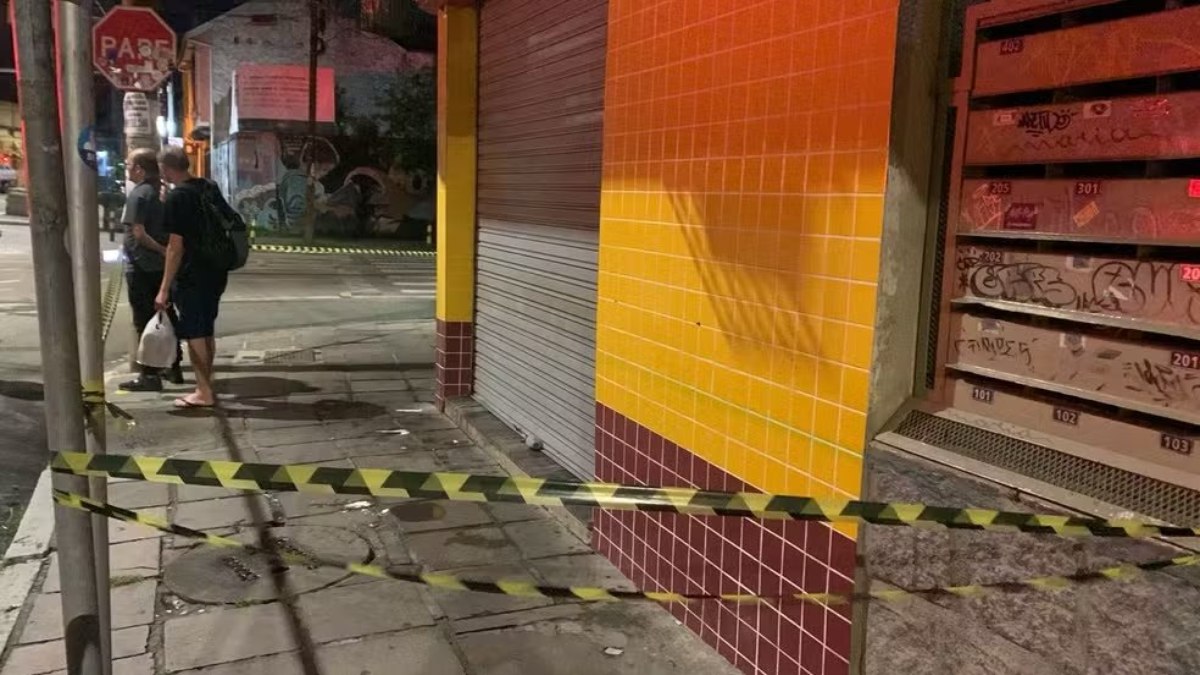 Homem tentou fugir da represália de outros torcedores correndo para dentro de estabelecimentos, mas acabou espancado Homem tentou fugir da represália de outros torcedores correndo para dentro de estabelecimentos, mas acabou espancado