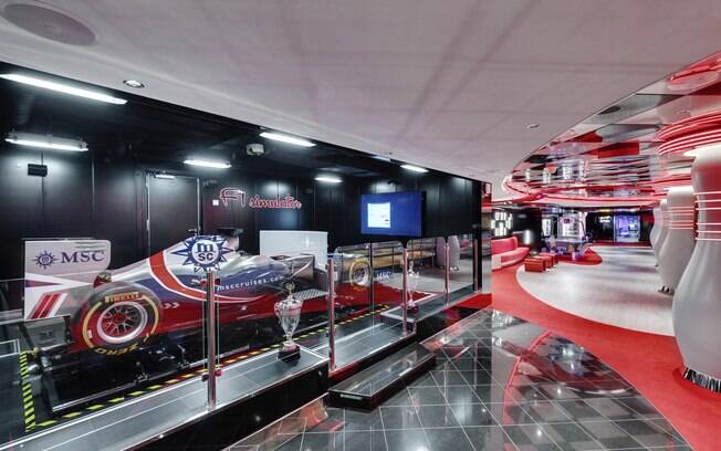 Uma das atrações da MSC Cruzeiros é o simulador de Fórmula 1, que faz o viajante acelerar sem sair do lugar
