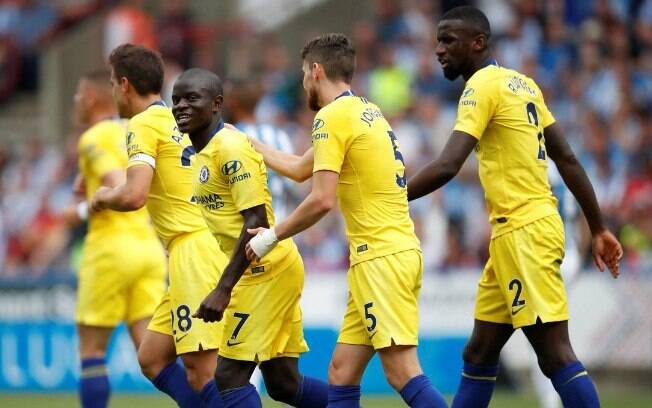 Kanté marcou um dos gols dos Blues. Chelsea e Tottenham venceram na primeira rodada do Inglês 