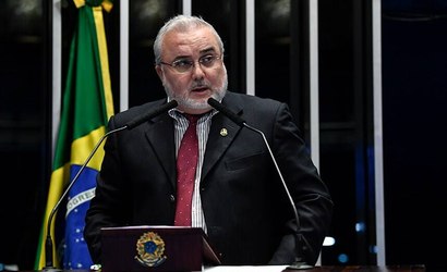 Presidente da Petrobras indica mudança em regra de preço