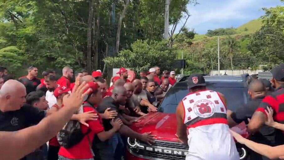 Torcedores do Flamengo hostilizam jogadores em protesto no Ninho