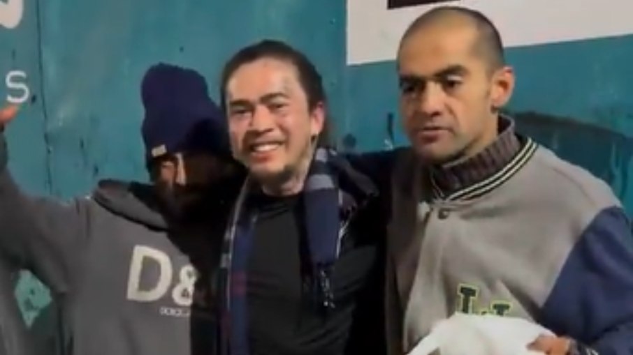 Whindersson Nunes doa marmitas a pessoas em situação de rua Whindersson Nunes doa marmitas a pessoas em situação de rua